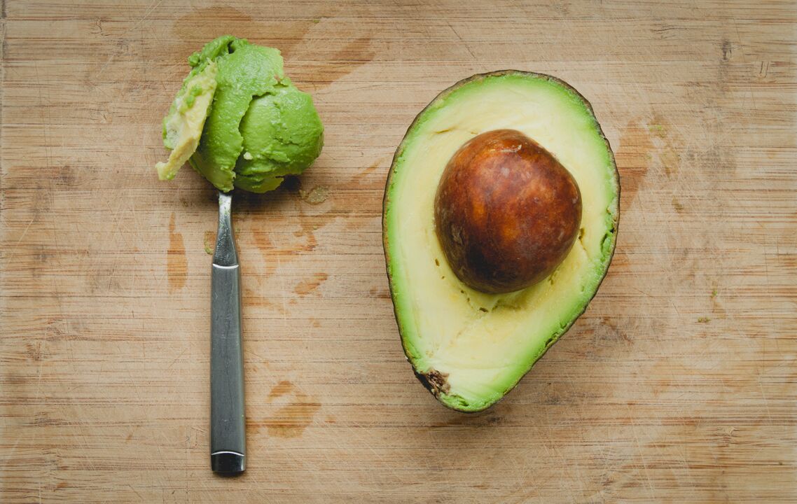 아보카도는 식물성 지방과 단백질 함량이 높기 때문에 케토 다이어트 메뉴에 포함됩니다. 