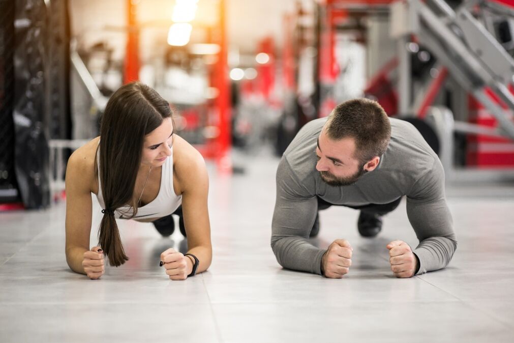 남자와 여자는 모든 근육 그룹을 위해 설계된 플랭크 운동을 수행합니다