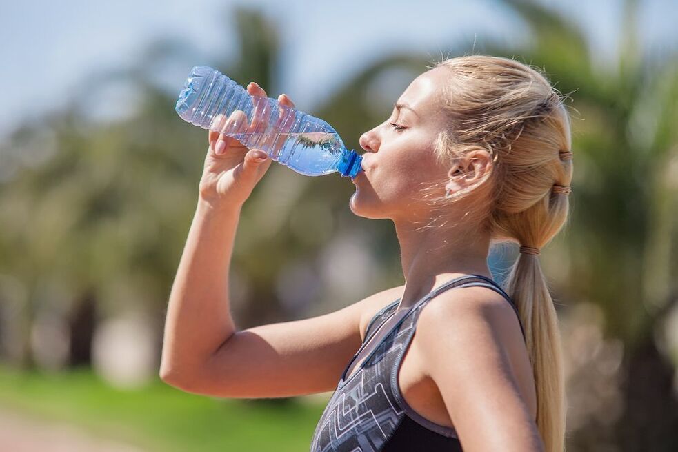 비만과 싸우기 위해 충분한 물 마시기