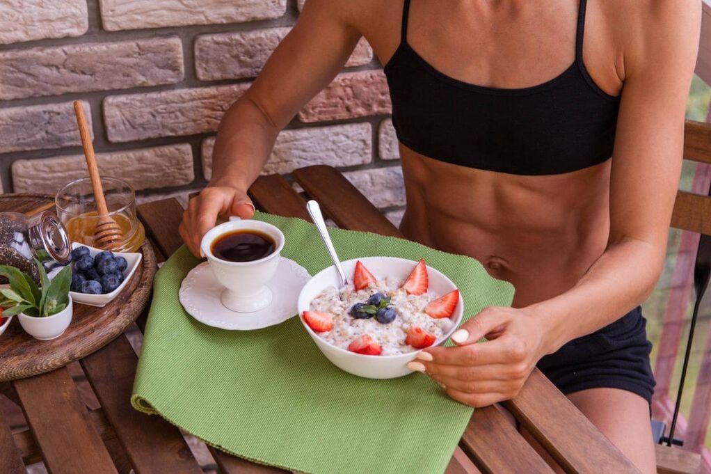 체중 감량을 위한 칼로리 조절이 포함된 건강한 아침 식사